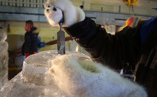 Eleverna på det estetiska programmet har själva fått välja hur deras isskulpturer ska se ut.  Foto: Sanna Ölund.