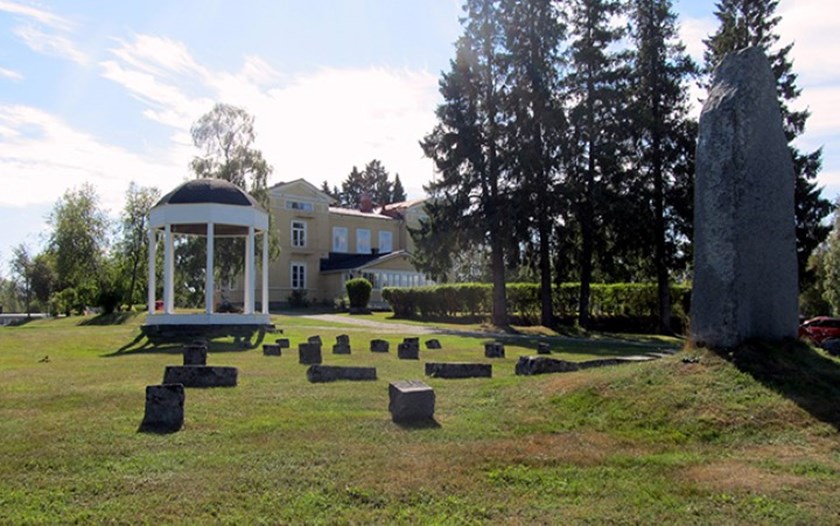 Grytnäs Herrgård med Nannas tempel. Foto: Viktor Nilsson.