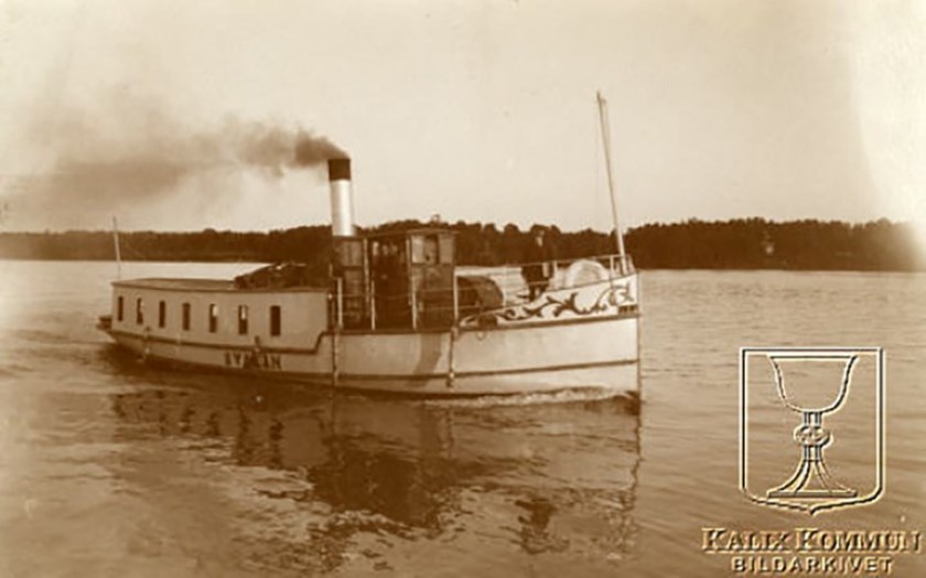 På ångbåten "Svalan" bedrevs passagerartrafik från 1906. Foto: Okänd – Kalixbilder.se.