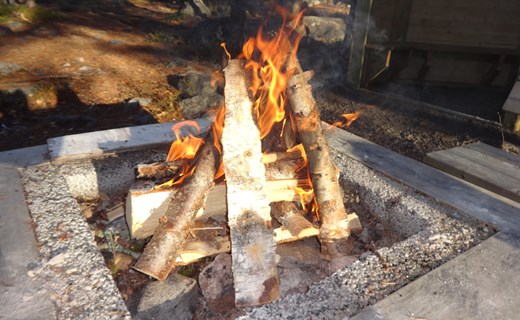 Eld, korvgrillning och invigningen av vår nya vindskydd.