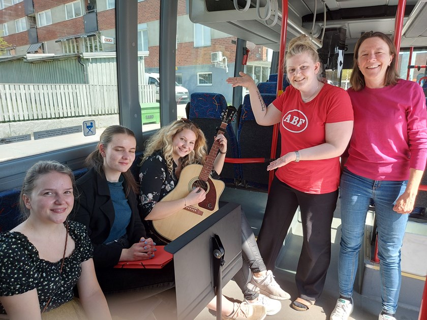 Musik på buss, med Maja Huuva, Magdalena Lindberg och Elin Andersson från Kalix artist- & musikerlinje.